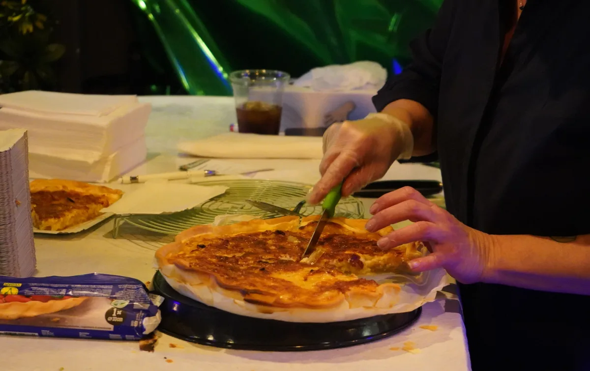 Man sieht, wie eine «Chäs-Bölle-Wähe» angeschnitten wird.